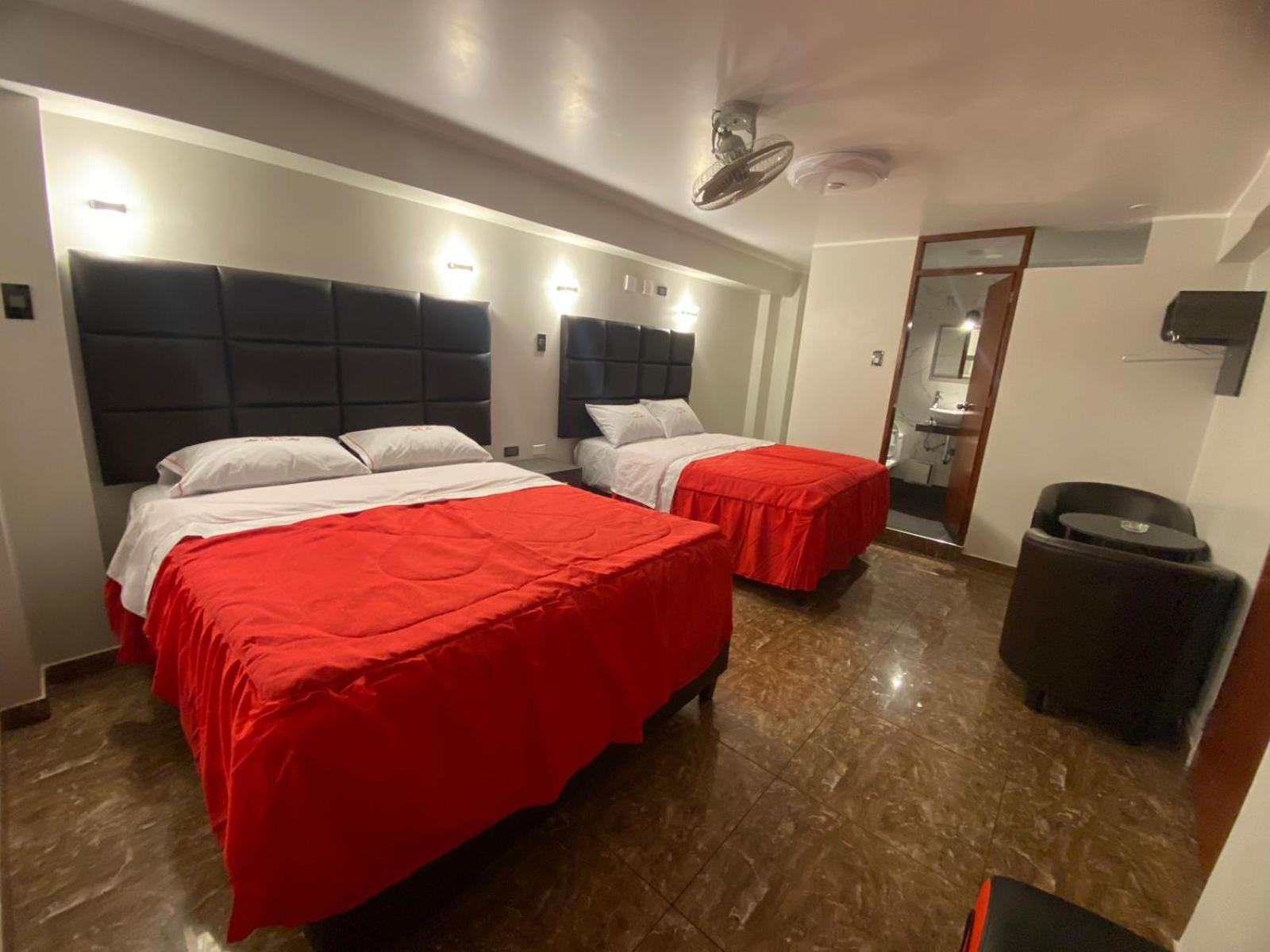 W Iskay Hostel Lima